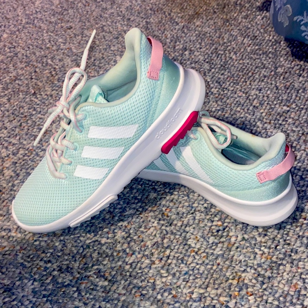 NWOT mint green youth girls athletic shoes.   Size 5